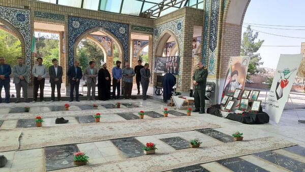  غبارروبی مزار شهدای شهرستان خلیل آباد