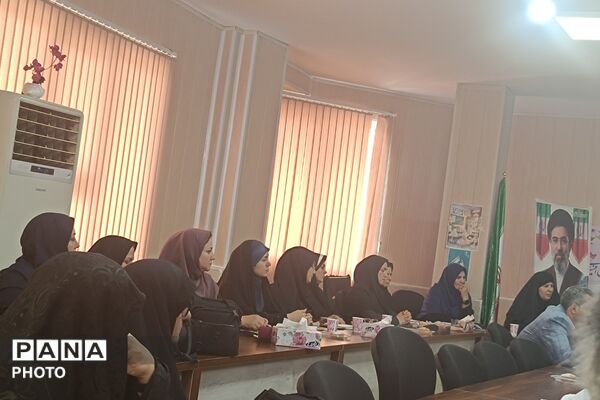 هم‌اندیشی مدیران مدارس بخش رودهن با محوریت بررسی مسائل آموزشی