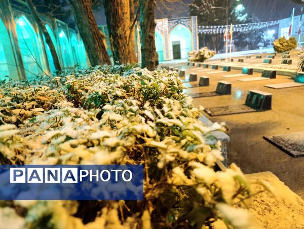 حال و هوای گلزار شهدا با بارش برف الهی
