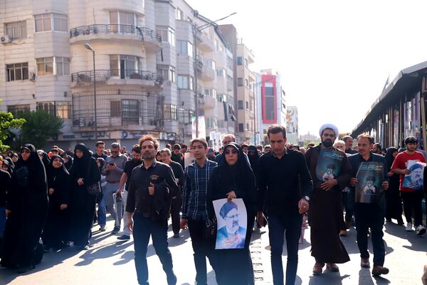 برگزاری مراسم وداع تهرانی‌ها با پیکر ابراهیم رئیسی و همراهانش