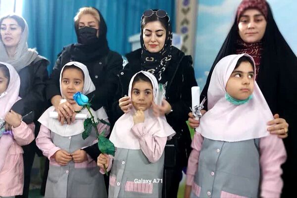 مراسم روز مادر و تحلیف پیشتازان در دبستان شهید سرافراز