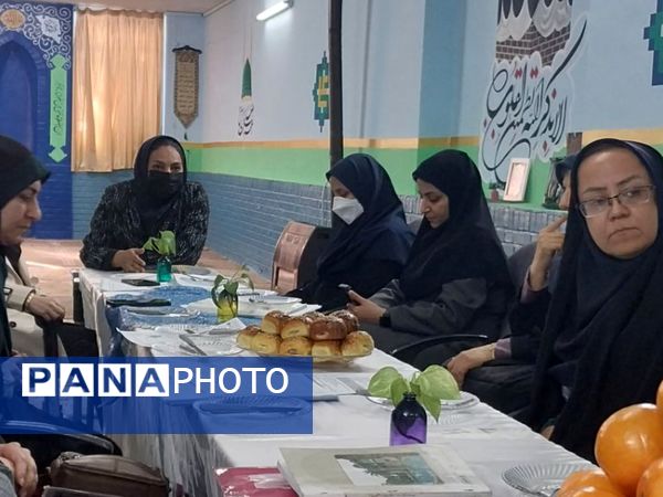 جلسه شورای دبیران در دبیرستان دخترانه فضه 
