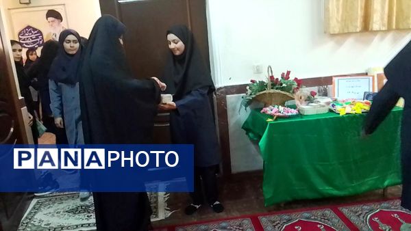 نماز جماعت رنگین در مدرسه‌ مدرس تبریز