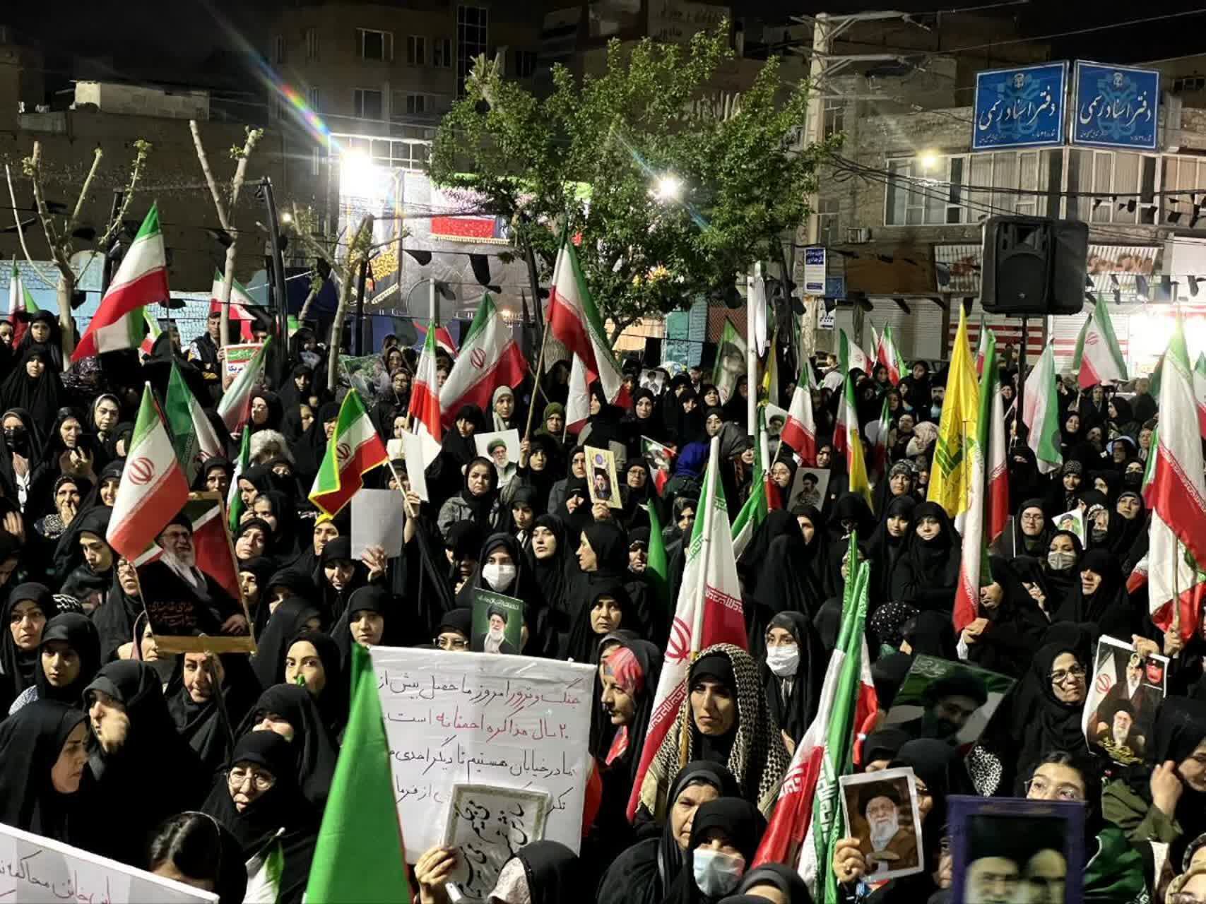 حضور دانش‌آموزان و کودکان فردیسی در راهپیمایی شبانه «جنگ رمضان»