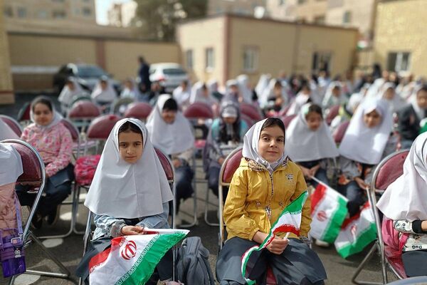 طلوع علم در مدرسه روشنگر با نغمه زنگ مهر