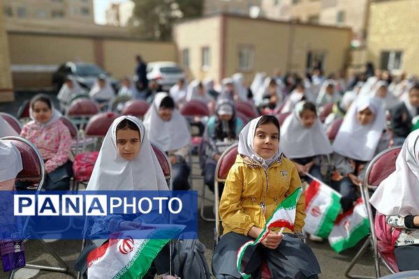 طلوع علم در مدرسه روشنگر با نغمه زنگ مهر