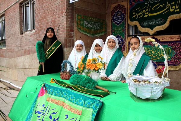 برگزاری مراسم باشکوه دهه کرامت در دبستان شهید بهاری پرند با حضور خادمین حرم رضوی