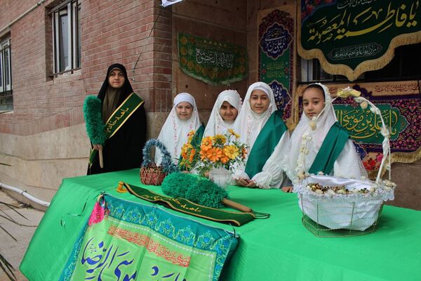 برگزاری مراسم باشکوه دهه کرامت در دبستان شهید بهاری پرند با حضور خادمین حرم رضوی
