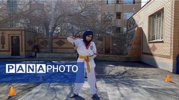 اولین نمایشگاه ماها در دبیرستان فرزانگان ۲ دوره دوم ناحیه ۷ مشهد