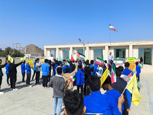 مدارس سندرک یکپارچه در شور انقلابی؛ زنگ انقلاب به صدا درآمد