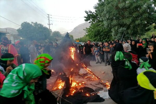 مراسم نمادین آتیش زدن خیمه ها در عصر روز عاشورا در شهر بار