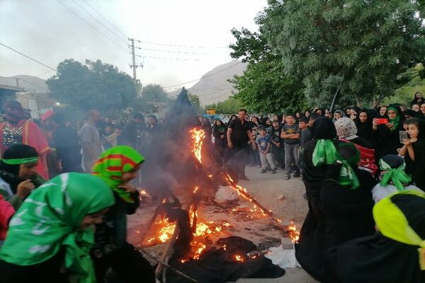 مراسم نمادین آتیش زدن خیمه ها در عصر روز عاشورا در شهر بار