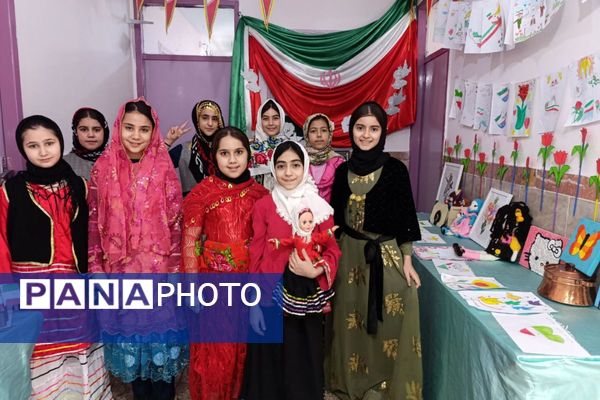 نمایشگاه آثار هنری دانش‌آموزان در دبستان نرجس بهارستان‌دو