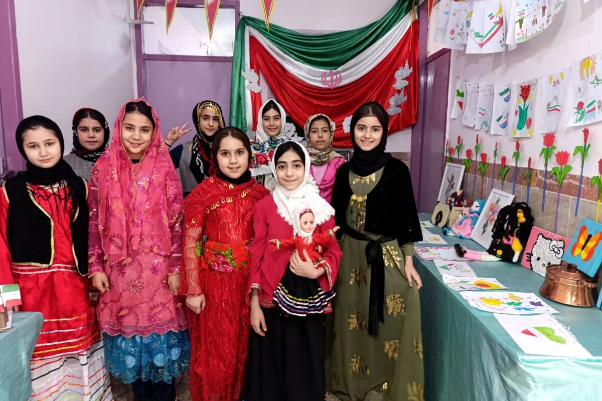 نمایشگاه آثار هنری دانش‌آموزان در دبستان نرجس بهارستان‌دو