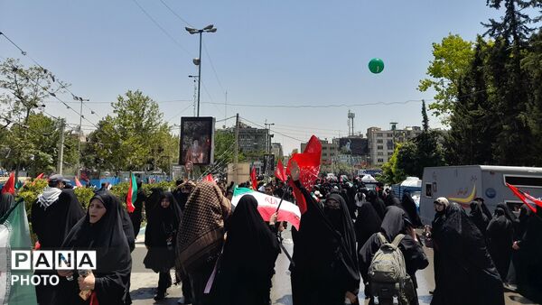  نمایشِ اقتدار در تشییعِ رهبر شهید