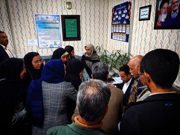 تحویل کارنامه هشدار دانش آموزان به اولیا دبیرستان میثاق