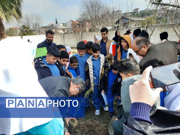 روز درختکاری و نیکوکاری در دبستان ارشاد قائمشهر