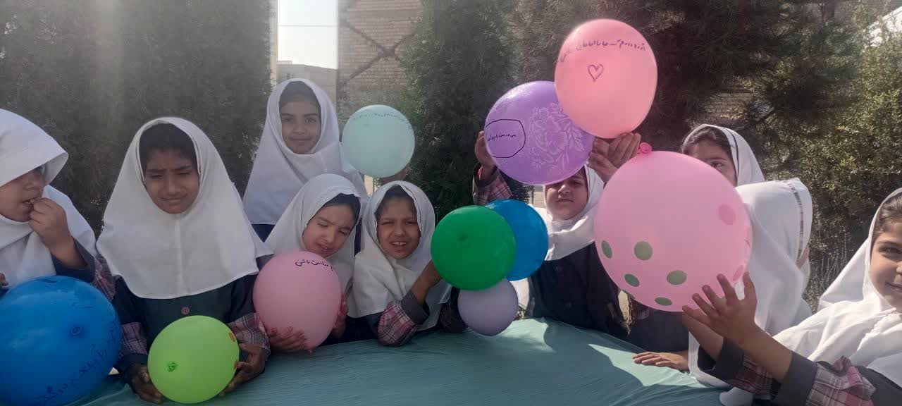 برگزاری ایستگاه نقاش شو و ایستگاه آرزوها در دبستان شهید عامل هوشمند زارچ