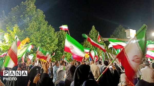 قلب‌های مردم به عشق وطن در چهار باغ خرم‌ آباد، برای ایران تپید