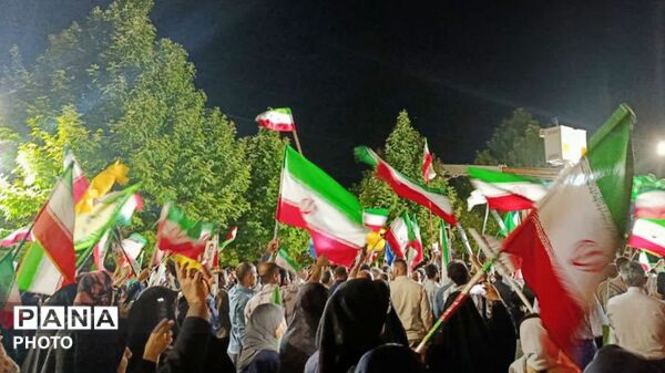 قلب‌های مردم به عشق وطن در چهار باغ خرم‌ آباد، برای ایران تپید