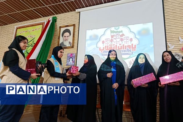 همایش یاوران انقلاب و جشن مدرسه‌ای ایرانمون در شیراز