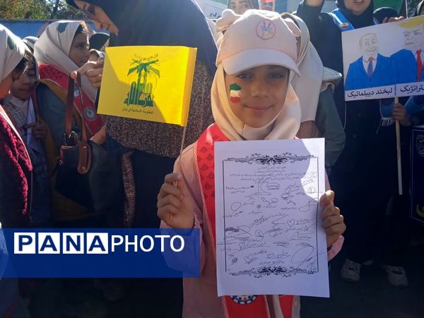 حضور پر شور دانش آموزان نیشابوری در راهپیمایی ١٣ آبان