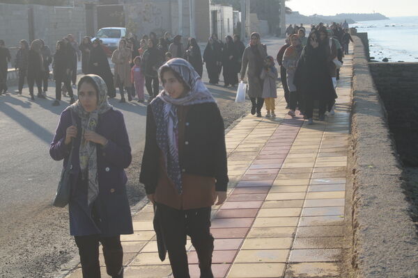 پیاده‌روی خانوادگی در روستای هلیله شهرستان بوشهر 