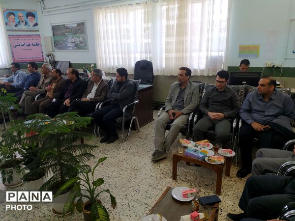 جلسه شورای دبیران دبیرستان نمونه آیت‌الله خامنه‌ای