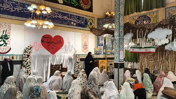 نوجوانان دختر در اعتکاف؛ لحظاتی سرشار از نماز و معنویت