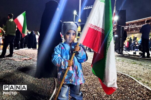 ادامه خدمت‌رسانی مواکب شهرری به تجمعات شبانه ضد صهیونیستی در میدان نماز 