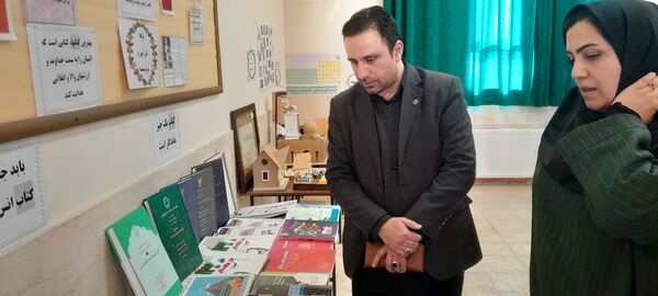افتتاحیه نمایشگاه پژوهشی و فناورانه دبیران و دانش‌آموزان شهرستان ملارد در دبیرستان فرزانگان استعداد درخشان