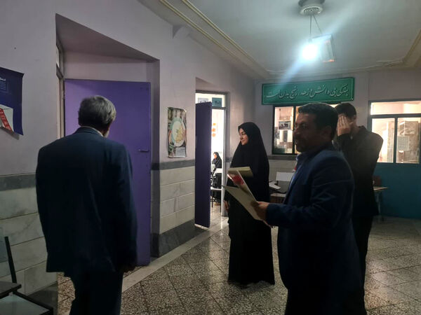 تقدیر مدیر آموزش و پرورش ناحیه 2 قم از معلمان دبیرستان سید احمد فاتحی یک 