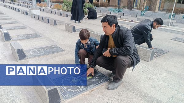 غبار روبی مزار شهدا نیشابور در هفته امور تربیتی