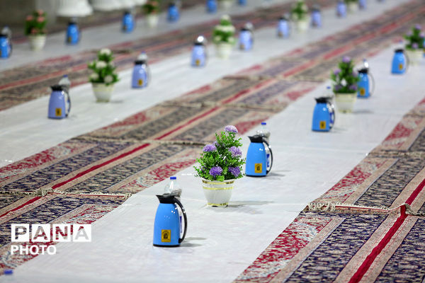 سفره افطاری حرم کریمه اهل بیت(س) در ماه ضیافت الهی