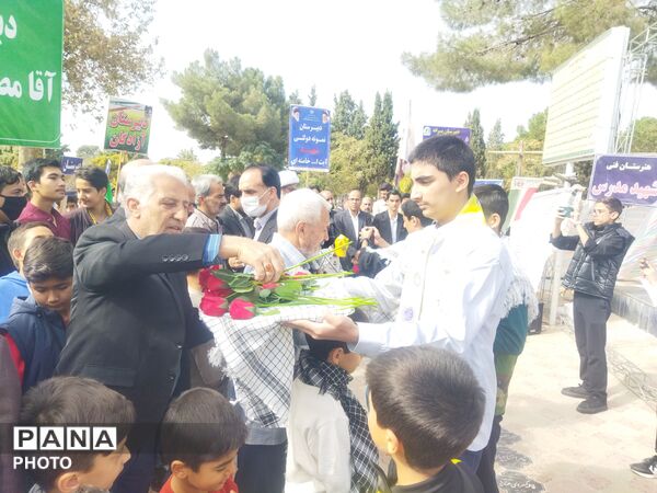 غبار روبی گلزار شهدای شهرستان کاشمر 