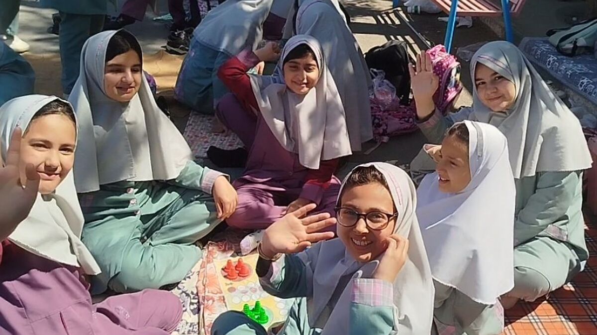عکس یادگاری کلاس پنجم میخک مدرسه پروین اعتصامی 