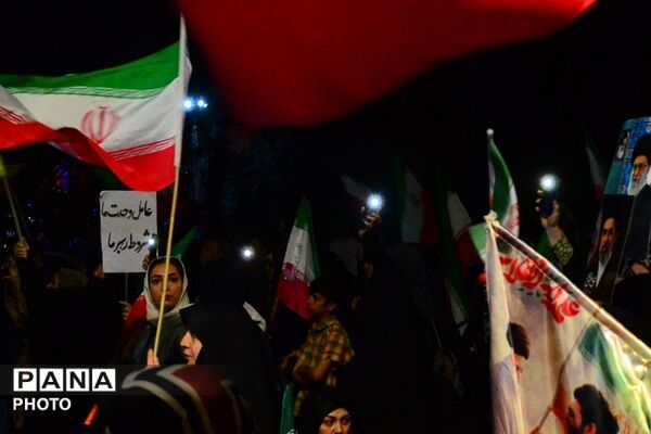 تقدیر از معلمان و فعالان فرهنگی در هفته گرامیداشت مقام معلم در میدان شهید بروجردی 