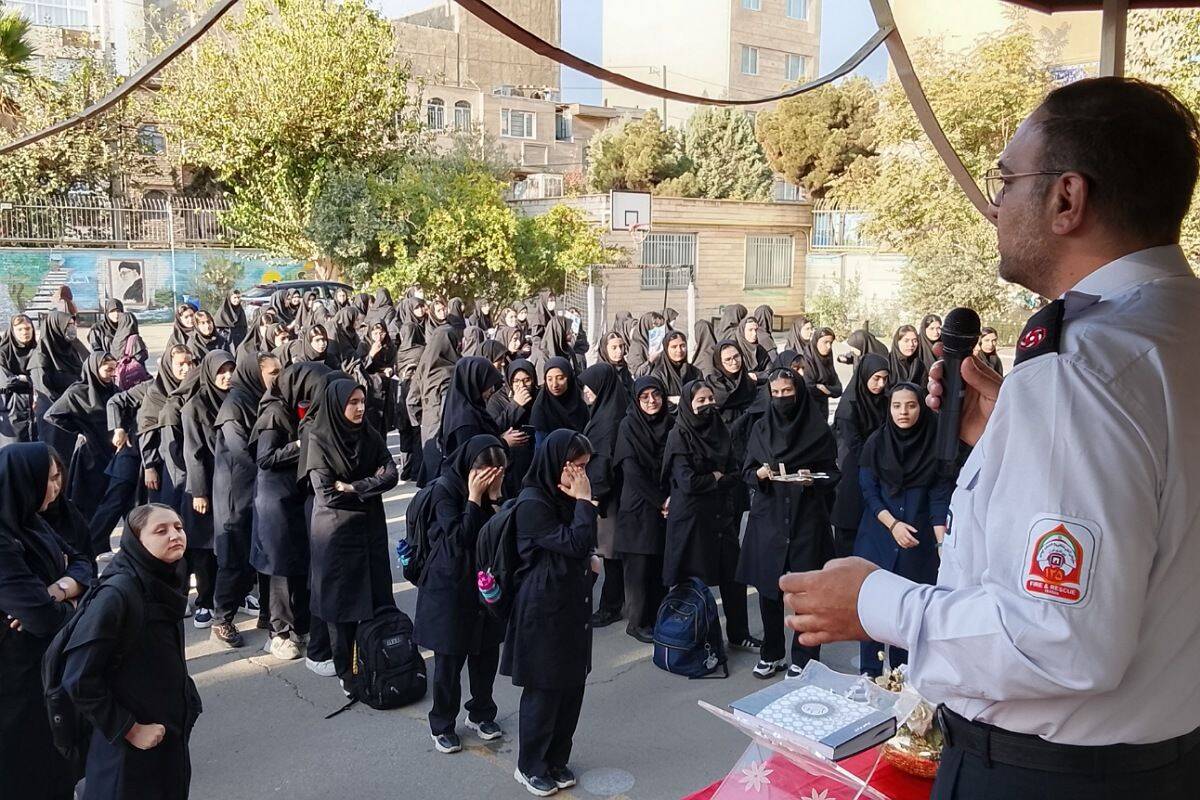 برگزاری مراسم روز آتش نشان در دبیرستان حضرت زینب(س) ناحیه یک شهرری