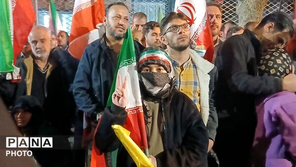 در سپیدای تاریکی ، مردم فریاد روشنی زدند