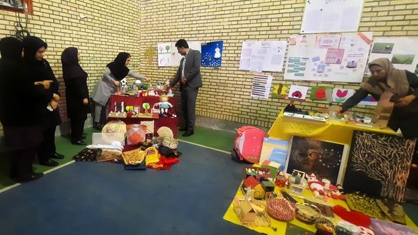 بازدید مدیر آموزش و ‌پرورش حاجی‌آباد از نمایشگاه خلاقیت‌های دانش‌آموزی دبستان استقلال  