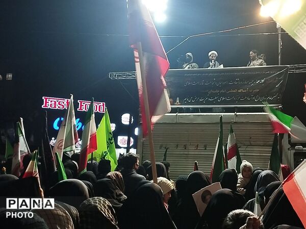 حضور مردمان محله های مختلف در چهارراه برق مشهد