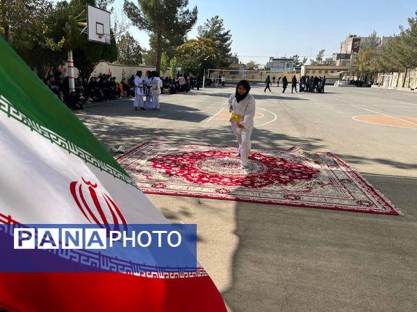 مراسم بزرگداشت هفته تربیت بدنی و ورزش در دبیرستان شاهد هاجر