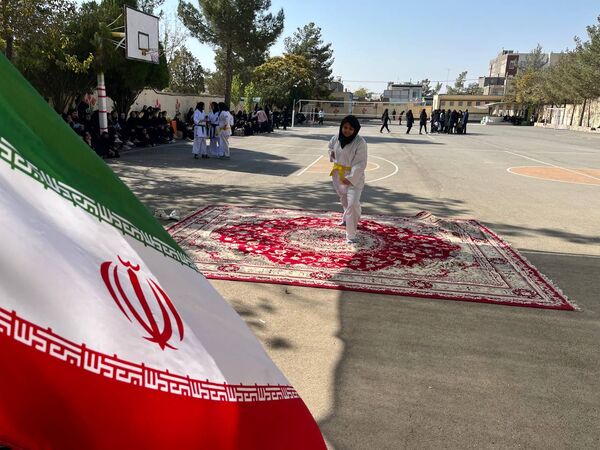 مراسم بزرگداشت هفته تربیت بدنی و ورزش در دبیرستان شاهد هاجر