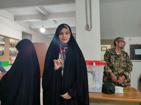 مرحله دوم انتخابات ریاست‌جمهوری باحضور مردم ولایت‌مدار مشهد در هنرستان ایراندخت 
