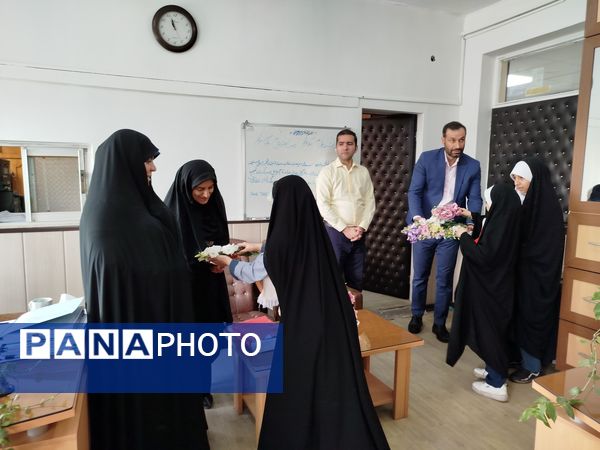 اهدای گل به کارکنان اداره‌کل آموزش و پرورش شهرستان‌های تهران به‌مناسبت بزرگداشت روز معلم 