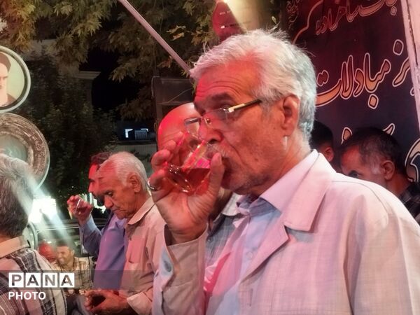 فعالیت چایخانه حضرت زهرا(س) در مسجد جامع نیشابور همزمان با هفته دفاع مقدس