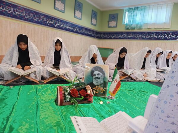 برگزاری محفل انس با قرآن در دبیرستان شهدای اقتدار ملارد با یاد و نام سیدحسن نصرالله