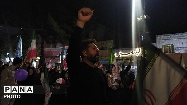 برای پنجاه و یکمین شب حسینیه امام شاهد حماسه مردم شد 