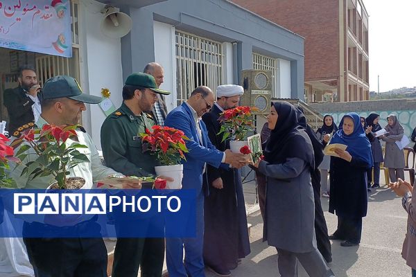 آیین سپاس معلم در دبستان امام‌حسن مجتبی(ع) رودهن