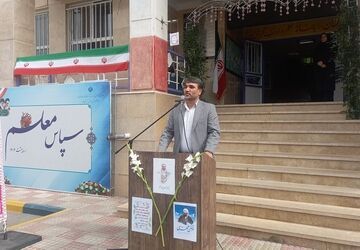 معلمان به عنوان پرچمدار دانایی و توانایی با تلاش خود معماران بزرگ جامعه هستند